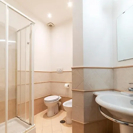 Guesthost - Sunny Piramide Apartman *