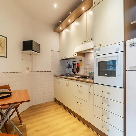 Sunny Piramide Apartment