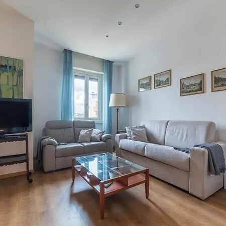 Sunny Piramide Apartment