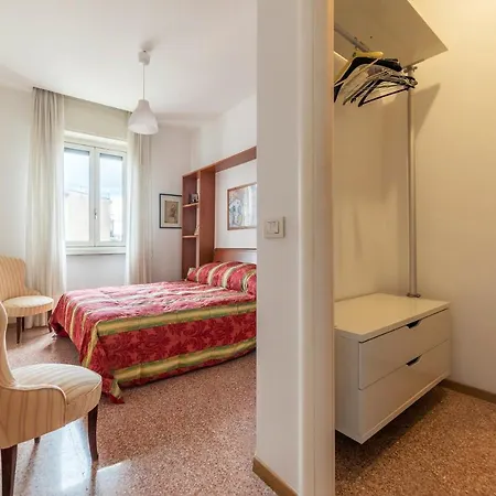 Sunny Piramide Apartment